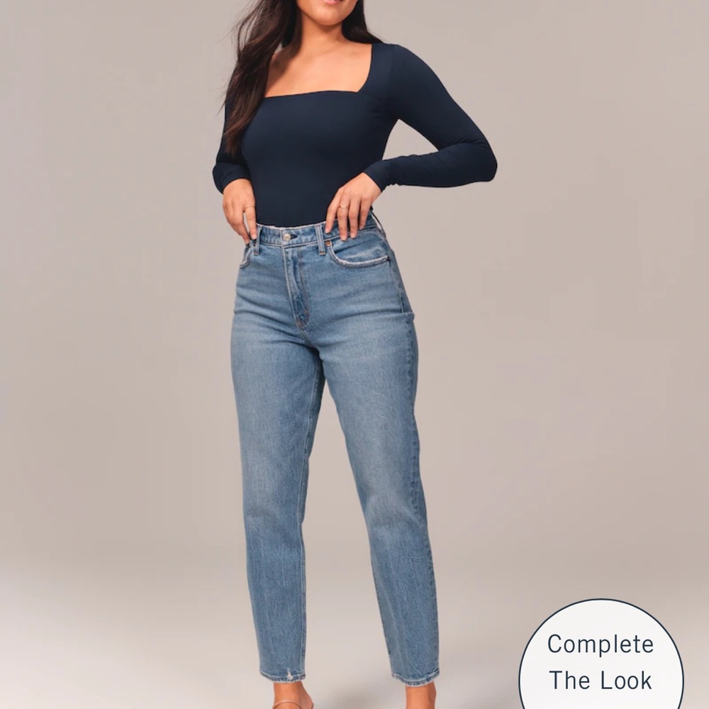 NWOT Abercrombie Curve Love Medium Wash High Rise Mom Jeans